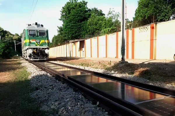 A unique initiative of green energy in Banaras: solar panels installed in the middle of the track. Know how the whole system will work