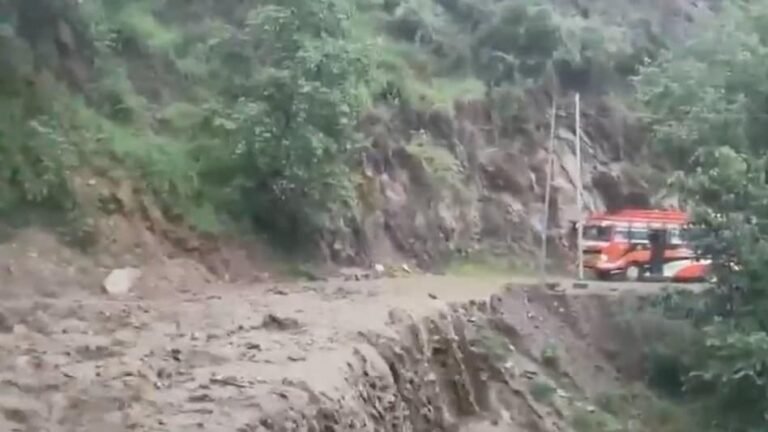 6a44d349c595a-doda-cloudburst-flash-floods-014348195-16x9